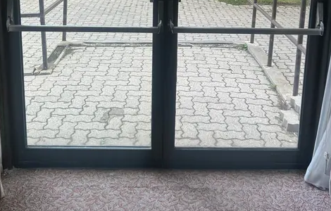 Detail of the exit doors and horizontal hardware in the customer photograph.